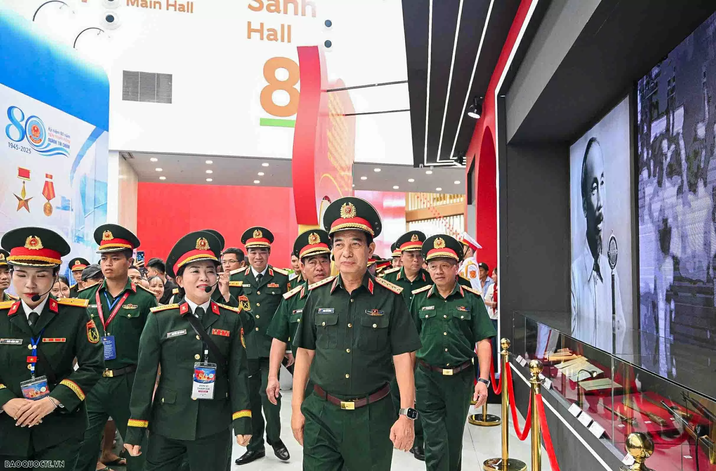 Đại tướng Phan Văn Giang kiểm tra khí tài của quân đội Việt Nam