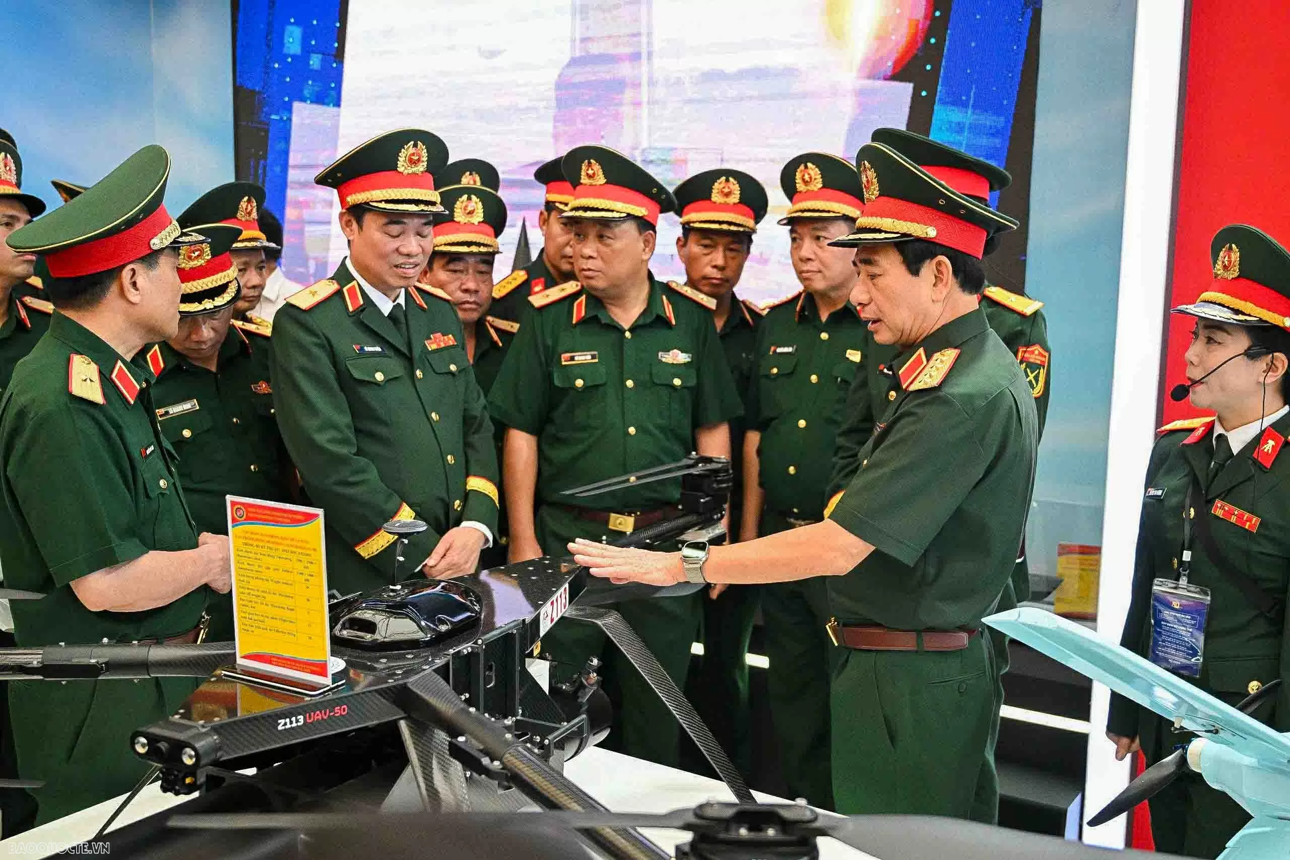 Đại tướng Phan Văn Giang kiểm tra khí tài của quân đội Việt Nam Đại tướng Phan Văn Giang kiểm tra khí tài của quân đội Việt Nam