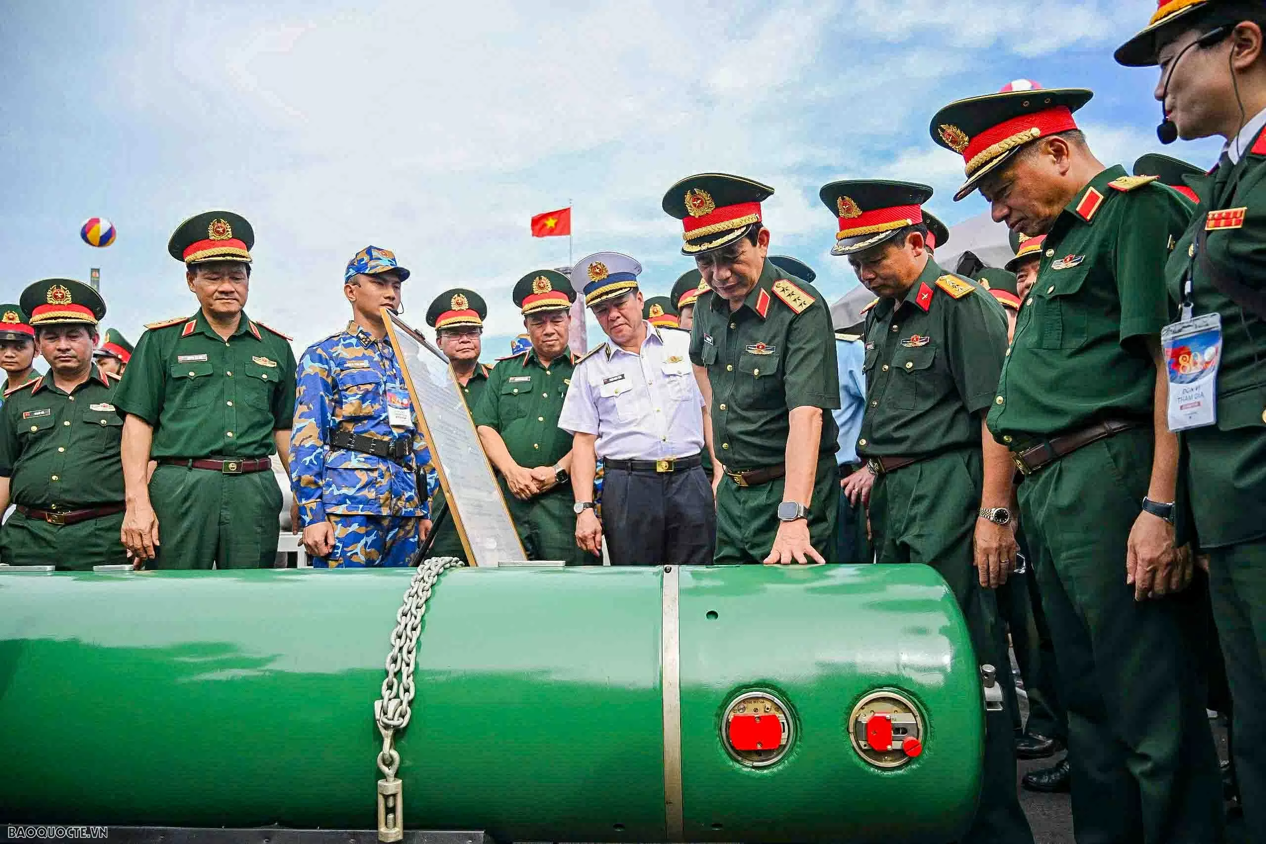 Đại tướng Phan Văn Giang kiểm tra khí tài của quân đội Việt Nam Đại tướng Phan Văn Giang kiểm tra khí tài của quân đội Việt Nam
