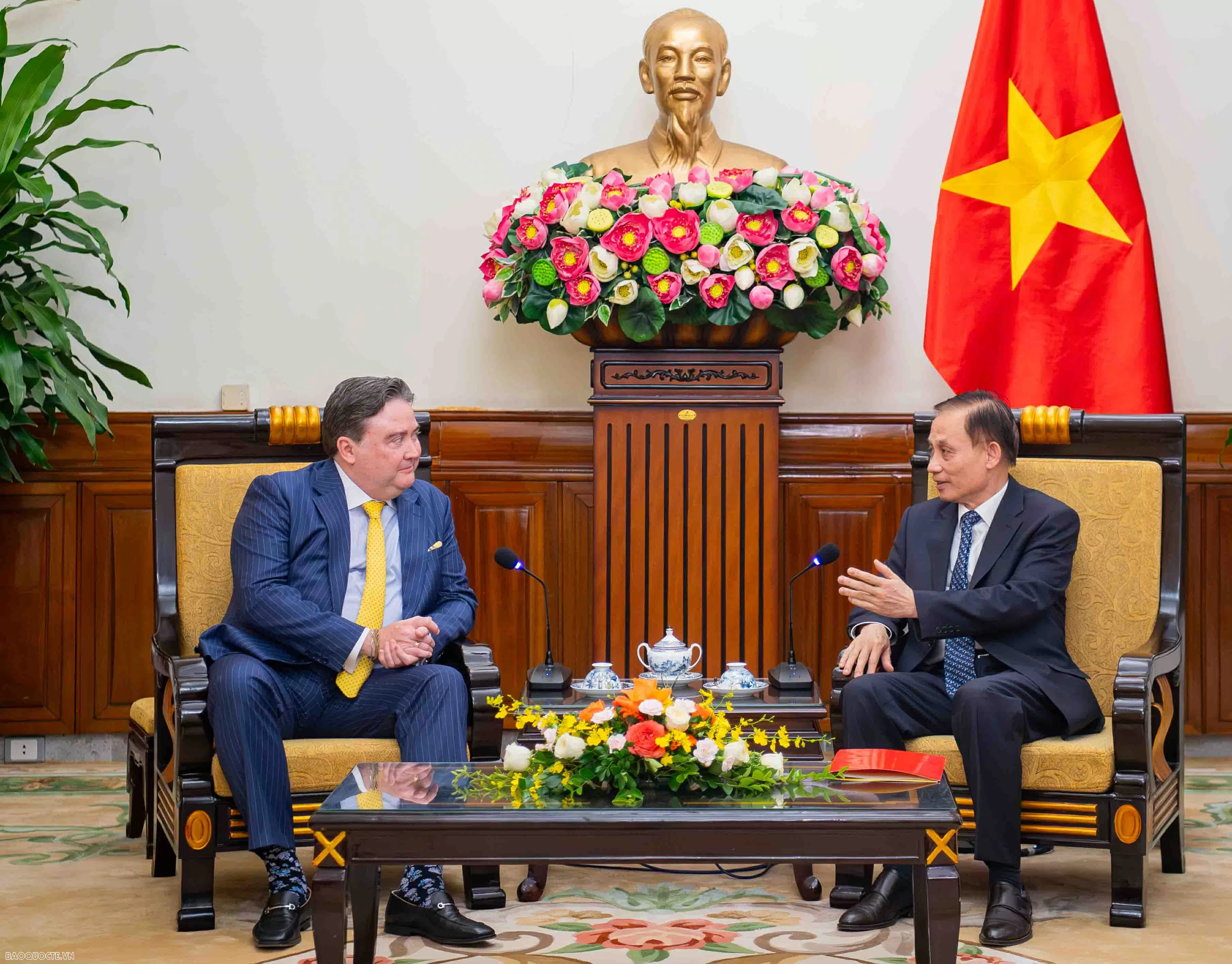 Quyền Bộ trưởng Ngoại giao Lê Hoài Trung tiếp Đại sứ Hoa Kỳ Marc Knapper