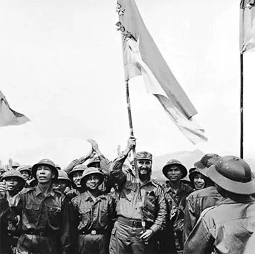 Chủ tịch Fidel Castro phất cao lá cờ bách chiến, bách thắng lấp lánh huân chương của Đoàn Khe Sanh, Quân Giải phóng Trị Thiên - Huế tại Cao điểm 241, ngày 16/9/1973 (Ảnh: TTXVN) Chủ tịch Fidel Castro phất cao lá cờ bách chiến, bách thắng lấp lánh huân chương của Đoàn Khe Sanh, Quân Giải phóng Trị Thiên - Huế tại Cao điểm 241, ngày 16/9/1973 (Ảnh: TTXVN)