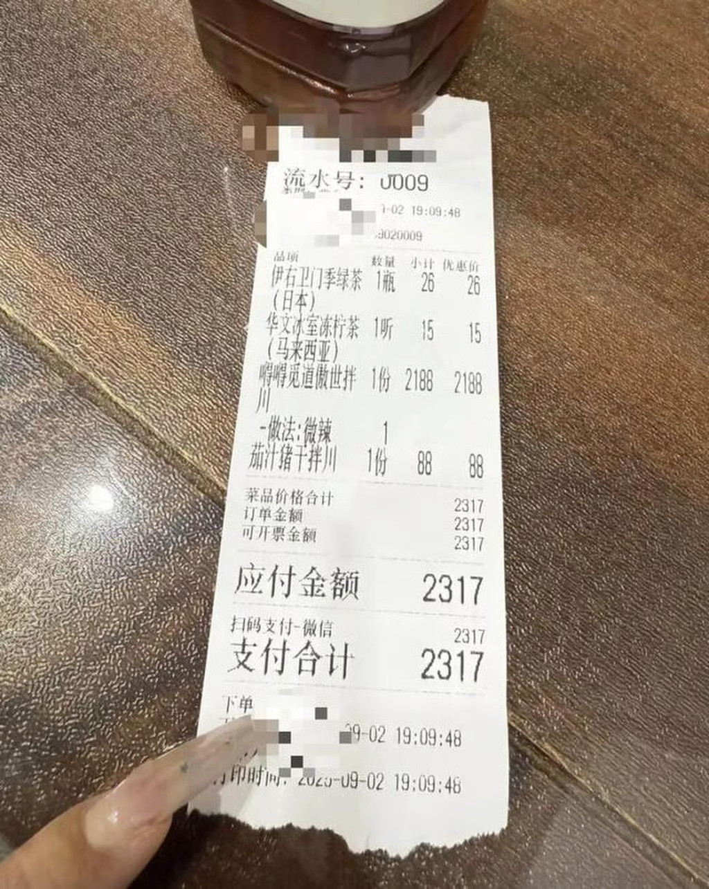 Tính giá hơn 8 triệu đồng cho 1 bát mì, quán ăn hứng bão chỉ trích Tính giá hơn 8 triệu đồng cho 1 bát mì, quán ăn hứng bão chỉ trích