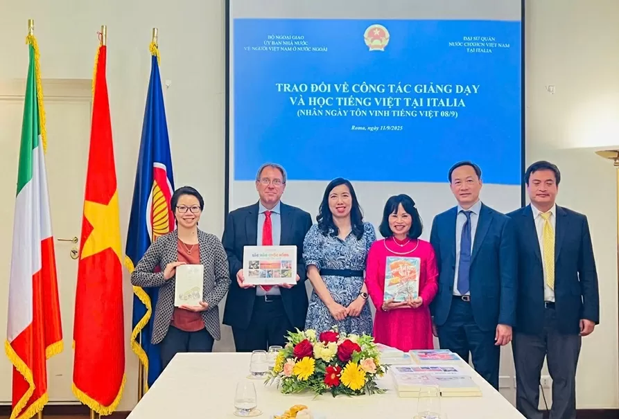 Thứ trưởng Lê Thị Thu Hằng tiếp xúc cộng đồng, gặp mặt đại diện các trường đại học Italy nhân kỷ niệm Ngày Tôn vinh tiếng Việt Thứ trưởng Lê Thị Thu Hằng tiếp xúc cộng đồng, gặp mặt đại diện các trường đại học Italy nhân kỷ niệm Ngày Tôn vinh tiếng Việt