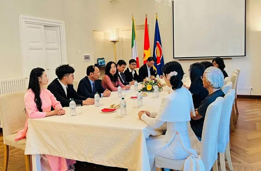 Thứ trưởng Lê Thị Thu Hằng tiếp xúc cộng đồng, gặp mặt đại diện các trường đại học Italy nhân kỷ niệm Ngày Tôn vinh tiếng Việt Thứ trưởng Lê Thị Thu Hằng tiếp xúc cộng đồng, gặp mặt đại diện các trường đại học Italy nhân kỷ niệm Ngày Tôn vinh tiếng Việt