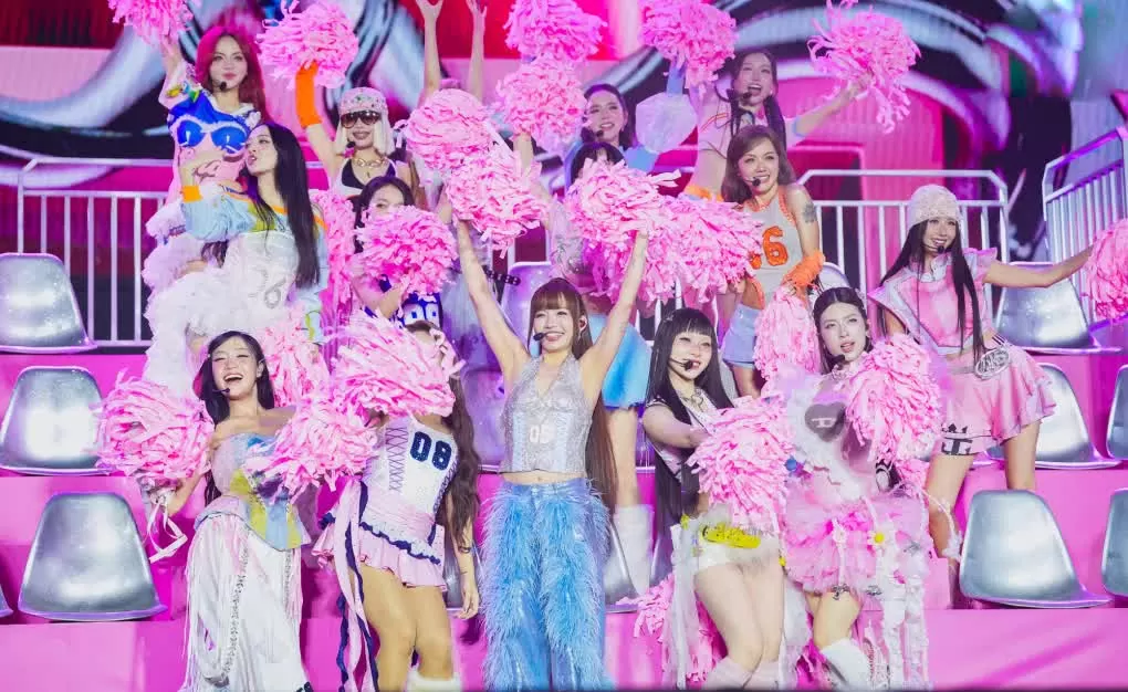 30 em xinh 'cháy hết mình' trong đêm concert