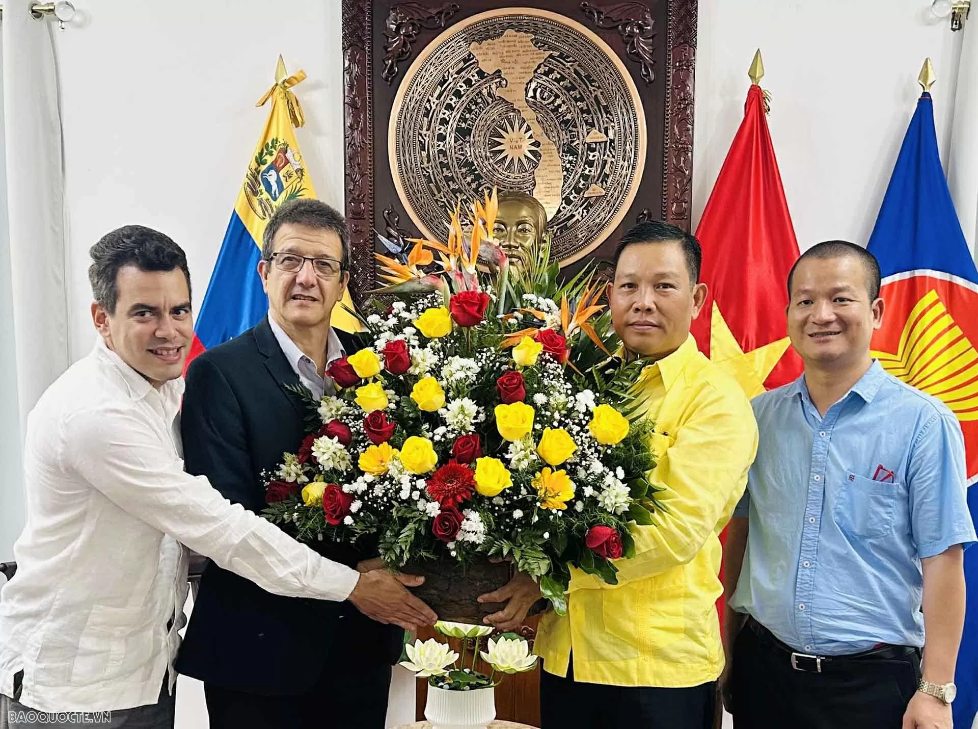 El embajador de Cuba en Venezuela, Dagoberto Rodríguez, felicita al embajador de Vietnam en Venezuela, Vu Trugng My, por el 80 aniversario del Día Nacional de Vietnam.