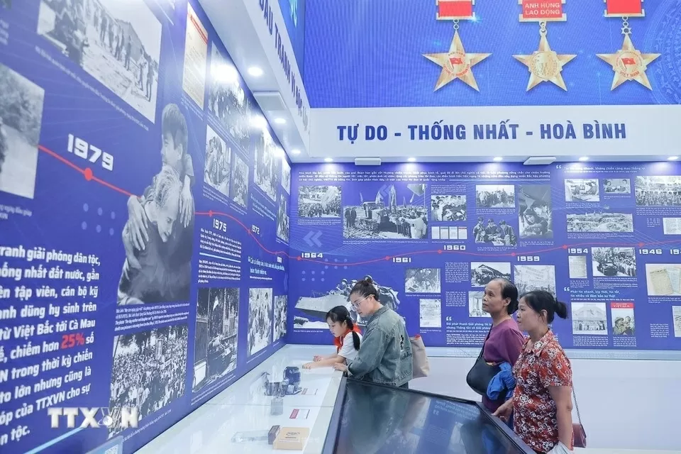 Khu vực trưng bày của TTXVN tại Triển lãm thành tựu đất nước luôn thu hút sự quan tâm của khách tham quan. Khu vực trưng bày của TTXVN tại Triển lãm thành tựu đất nước luôn thu hút sự quan tâm của khách tham quan.