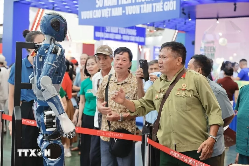 Khách tham quan đến triển lãm ngày 15/9.