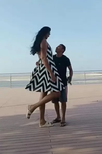 Hôn nhân hạnh phúc của gia đình người vợ cao hơn 2m và chồng kém 40cm