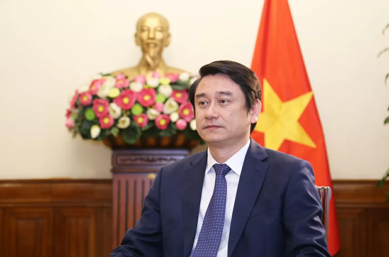 អនុរដ្ឋមន្ត្រីការបរទេស Le Anh Tuan ឆ្លើយសំណួររបស់សារព័ត៌មាន។ (រូបថត៖ Thanh Long)