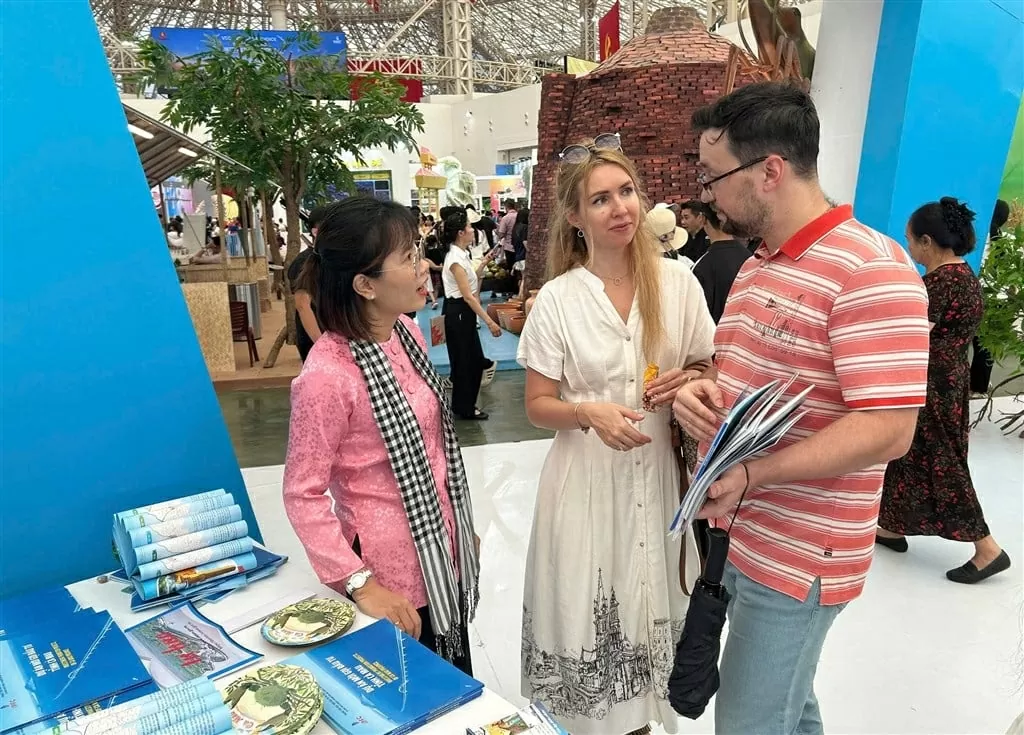 Khách quốc tế tìm hiểu về văn hóa và thành tựu phát triển kinh tế - xã hội của tỉnh Cà Mau. (N Khách quốc tế tìm hiểu về văn hóa và thành tựu phát triển kinh tế - xã hội của tỉnh Cà Mau. (N