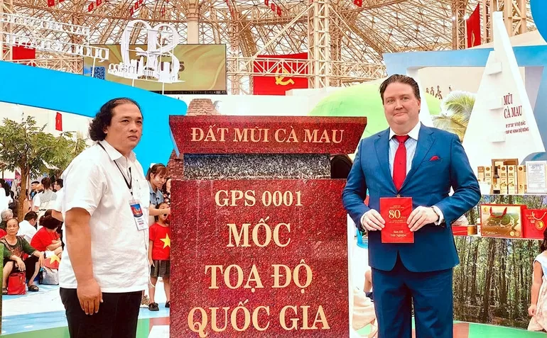 Marc E. Knapper, Đại sứ Hoa Kỳ tại Việt Nam (bên phải) chụp ảnh với ông Lê Minh Sơn, Giám đốc Bảo tàng tỉnh Cà Mau tại mô hình Cột mốc tọa độ quốc gia đất mũi Cà Mau trong không gian trưng bày. (Nguồn: Nhân dân) Marc E. Knapper, Đại sứ Hoa Kỳ tại Việt Nam (bên phải) chụp ảnh với ông Lê Minh Sơn, Giám đốc Bảo tàng tỉnh Cà Mau tại mô hình Cột mốc tọa độ quốc gia đất mũi Cà Mau trong không gian trưng bày. (Nguồn: Nhân dân)