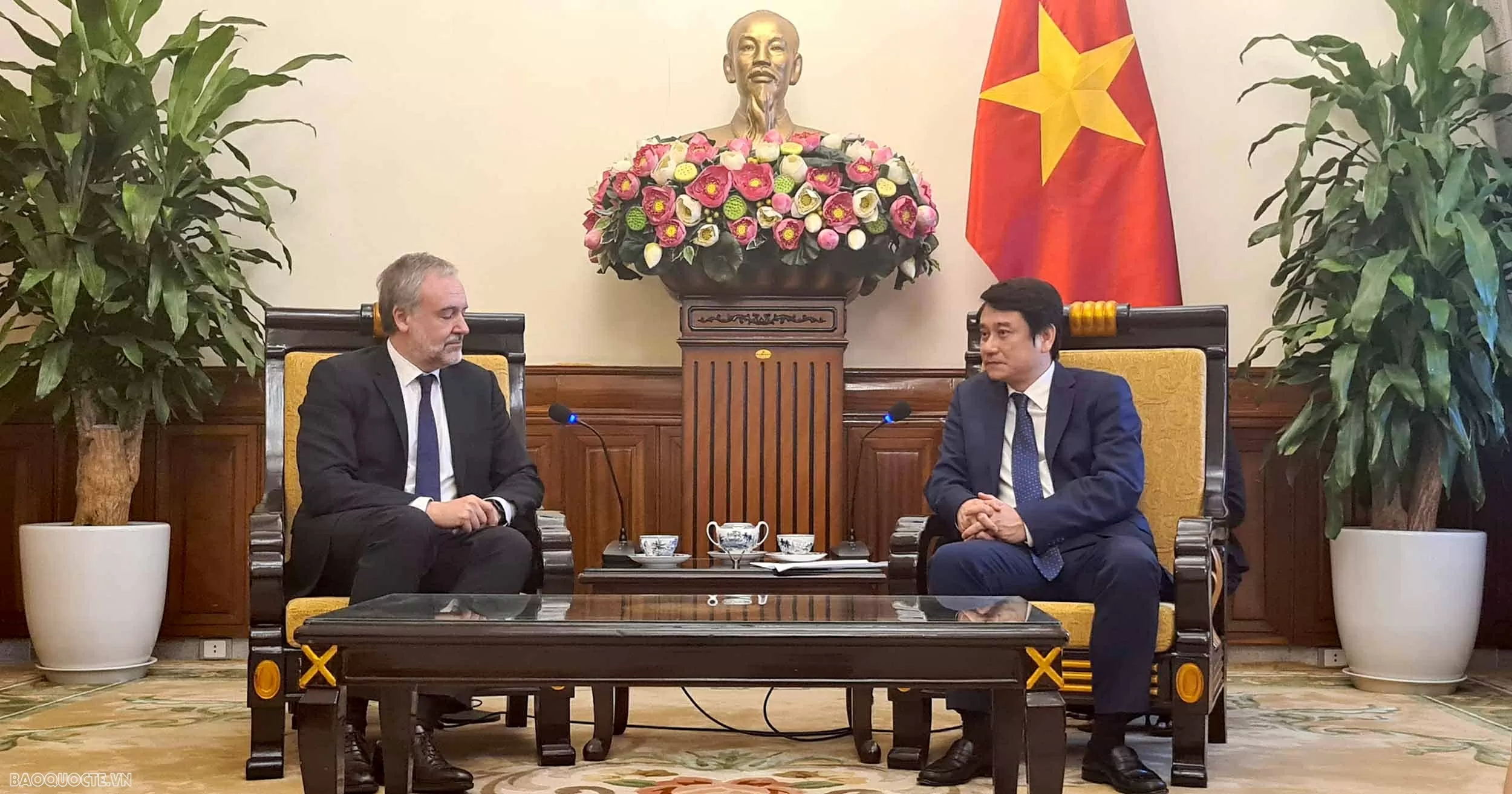 Le vice-ministre vietnamien des Affaires étrangères, Le Anh Tuan (à droite), et le professeur Ignacio Tirado, secrétaire général de l'UNIDROIT. Photo : baoquocte.vn