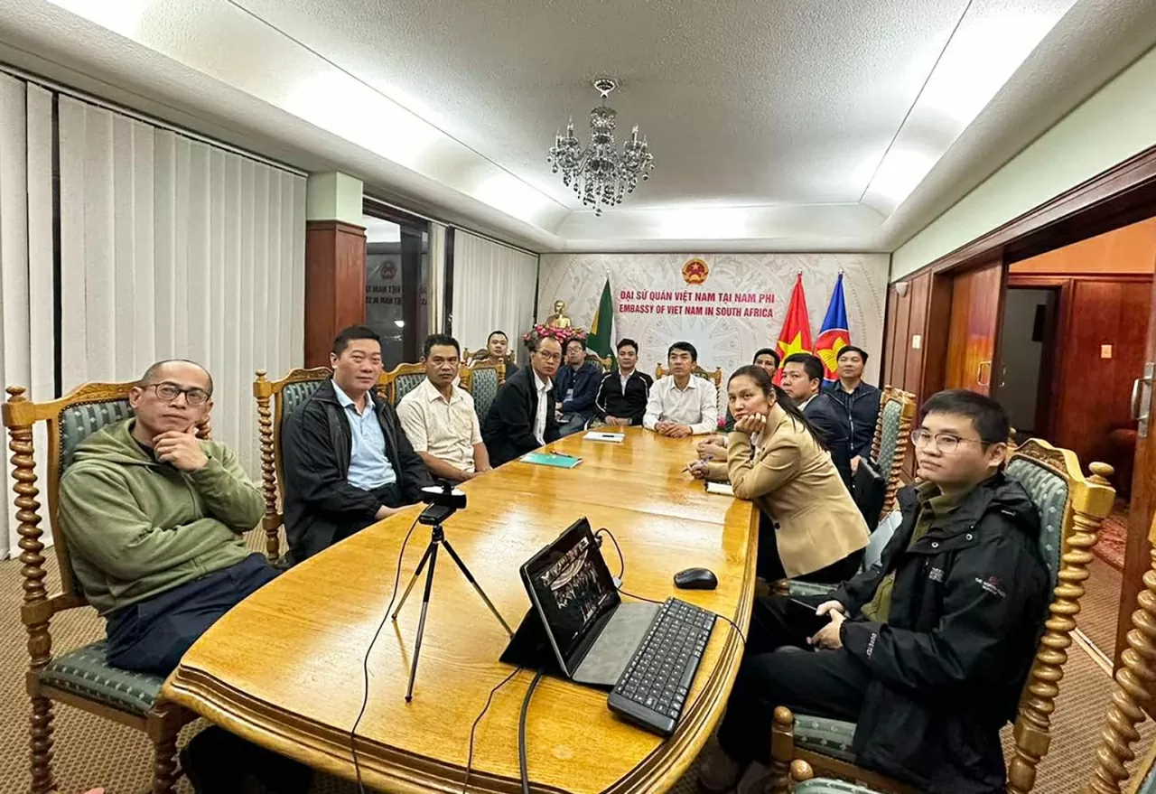 Đại sứ quán Việt Nam tại Nam Phi nghe thông tin chuyên đề: “Nội dung trọng tâm, cốt lõi của Nghị quyết số 72-NQ/TW ngày 9/9/2025 của Bộ Chính trị về một số giải pháp đột phá, tăng cường bảo vệ, chăm sóc và nâng cao sức khỏe nhân dân và Chương trình hành động thực hiện Nghị quyết số 72-NQ/TW”. Đại sứ quán Việt Nam tại Nam Phi nghe thông tin chuyên đề: “Nội dung trọng tâm, cốt lõi của Nghị quyết số 72-NQ/TW ngày 9/9/2025 của Bộ Chính trị về một số giải pháp đột phá, tăng cường bảo vệ, chăm sóc và nâng cao sức khỏe nhân dân và Chương trình hành động thực hiện Nghị quyết số 72-NQ/TW”.