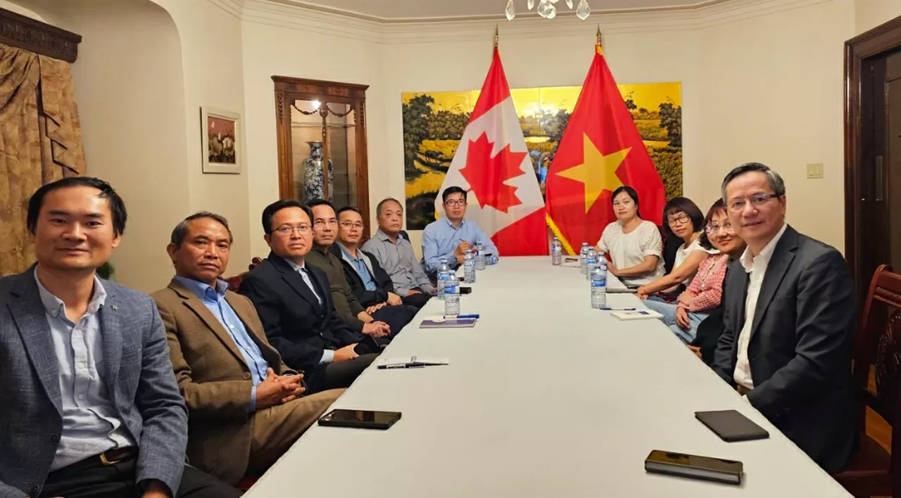 Tại điểm cầu Canada, dù chênh lệch múi giờ nhưng các cán bộ Đại sứ quán Việt Nam tại Canada vẫn nghiêm túc tham dự và lắng nghe nội dung Hội nghị. Tại điểm cầu Canada, dù chênh lệch múi giờ nhưng các cán bộ Đại sứ quán Việt Nam tại Canada vẫn nghiêm túc tham dự và lắng nghe nội dung Hội nghị.