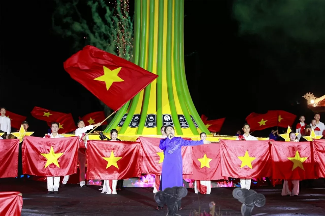 Ca sĩ Tùng Dương phô diễn giọng hát nội lực với hai ca khúc Để lời ca không trượt khỏi quỹ đạo văn hoá