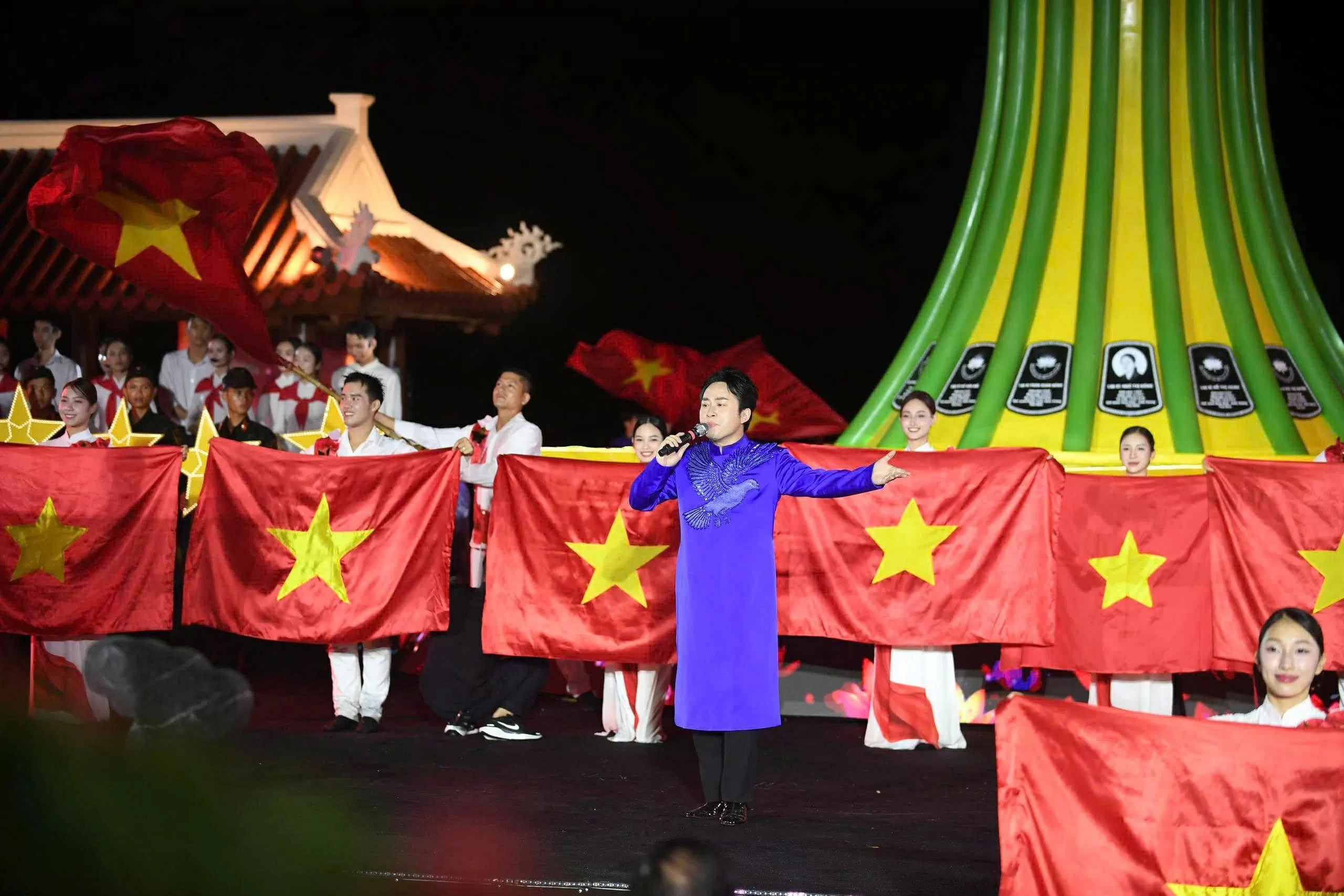'Lời tri ân - Dòng sông hoa lửa' Đêm nghệ thuật tái hiện huyền thoại bến phà Long Đại