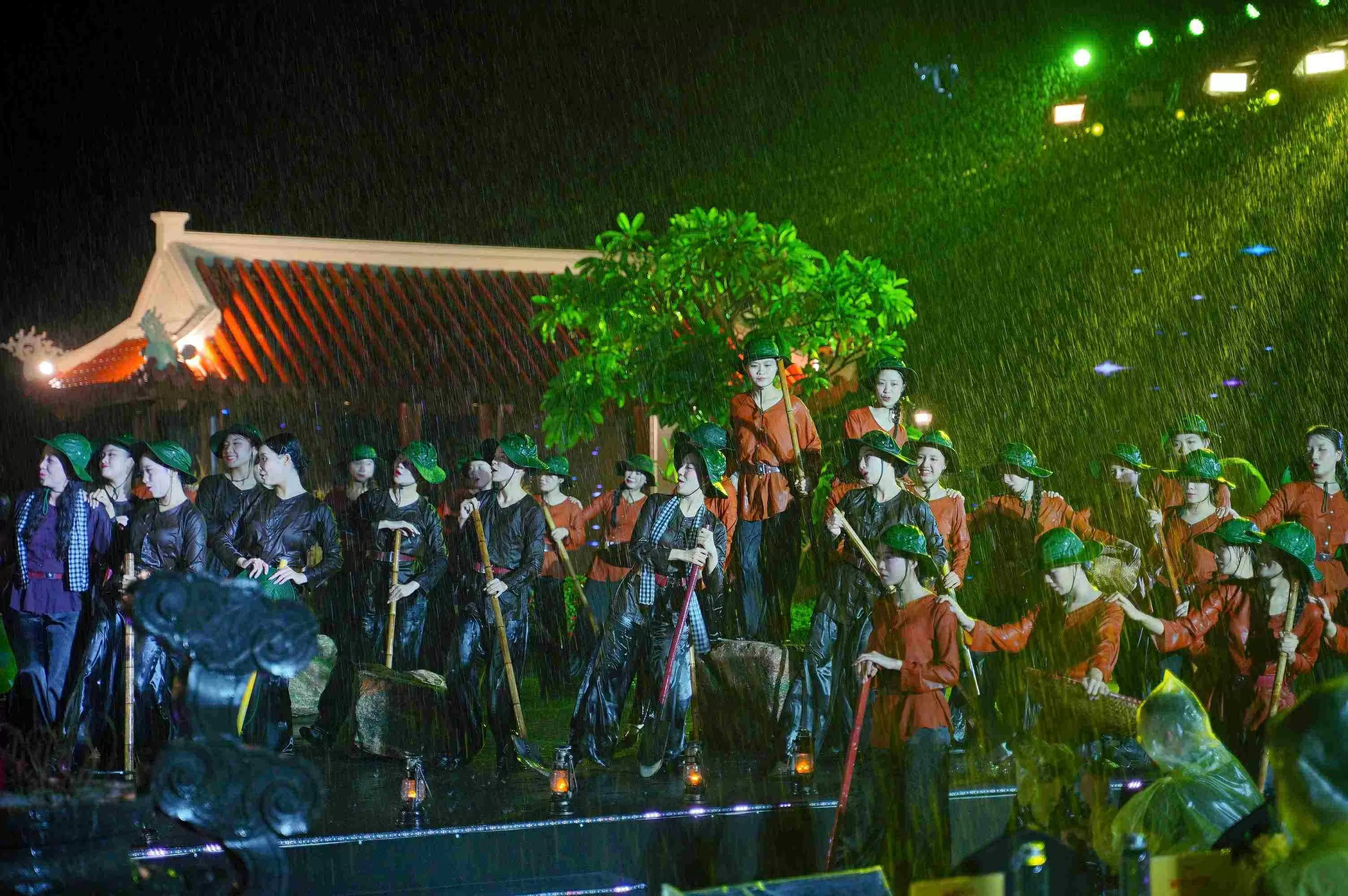 'Lời tri ân - Dòng sông hoa lửa' Đêm nghệ thuật tái hiện huyền thoại bến phà Long Đại