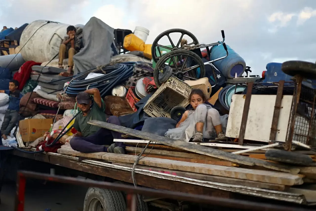 Người dân Palestine phải rời bỏ nhà cửa, chạy từ phía bắc Gaza xuống phía nam sau khi quân đội Israel ra lệnh sơ tán cư dân tại Thành phố Gaza vào ngày 18/9. Theo số liệu của Liên Hợp Quốc, trong vòng một tháng qua đã có hơn 250.000 người phải rời khỏi Thành phố Gaza, và mỗi ngày còn có hàng chục nghìn người khác buộc phải bỏ chạy khỏi những ngôi nhà tạm bợ và nơi trú ẩn do làn sóng tấn công mới của Israel. Pháo binh, xe tăng và máy bay chiến đấu của Israel tiếp tục oanh kích Thành phố Gaza hôm Người dân Palestine phải rời bỏ nhà cửa, chạy từ phía bắc Gaza xuống phía nam sau khi quân đội Israel ra lệnh sơ tán cư dân tại Thành phố Gaza vào ngày 18/9. Theo số liệu của Liên Hợp Quốc, trong vòng một tháng qua đã có hơn 250.000 người phải rời khỏi Th