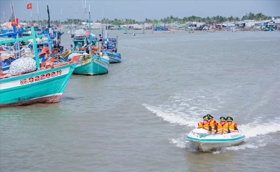 Bộ đội Biên phòng Cà Mau Kiểm soát chặt chẽ không cho nhóm tàu cá “3 không” ra khơi. (Nguồn: Báo Dân tộc)