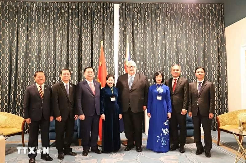 Trưởng ban Tuyên giáo và Dân vận Trung ương Nguyễn Trọng Nghĩa và Chủ tịch Quốc hội New Zealand Gerry Brownlee cùng đoàn đại biểu hai nước. (Nguồn: TTXVN)