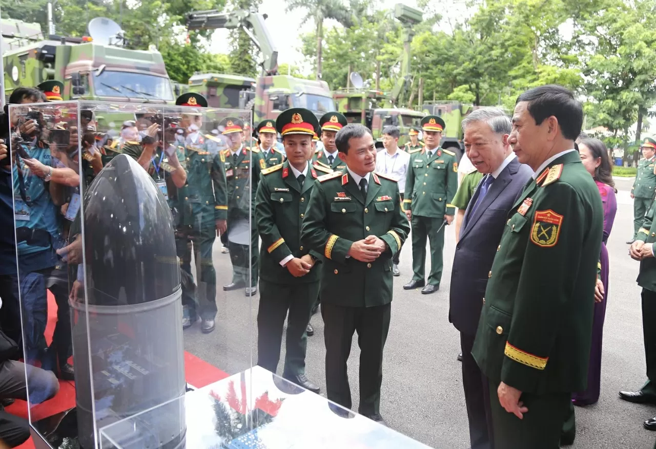 Tổng Bí thư Tô Lâm và Đại tướng Phan Văn Giang tham quan Động cơ Tuốc-bin phản lực luồng VTJ-320. (Ảnh: Thành Long)
