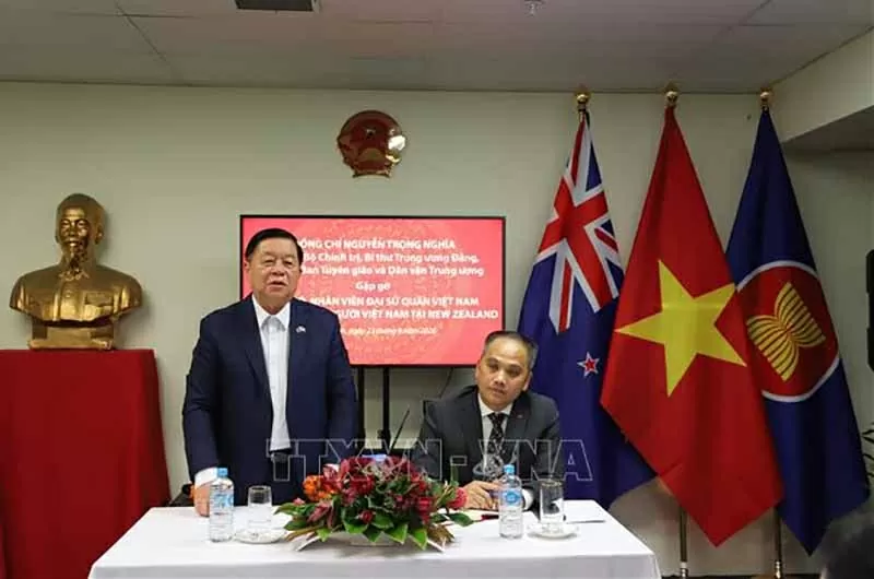 Trưởng ban Tuyên giáo và Dân vận Trung ương Nguyễn Trọng Nghĩa gặp mặt các cán bộ Đại sứ quán Việt Nam tại thủ đô Wellington và đại diện cộng đồng người Việt Nam tại New Zealand. (Nguồn: TTXVN)