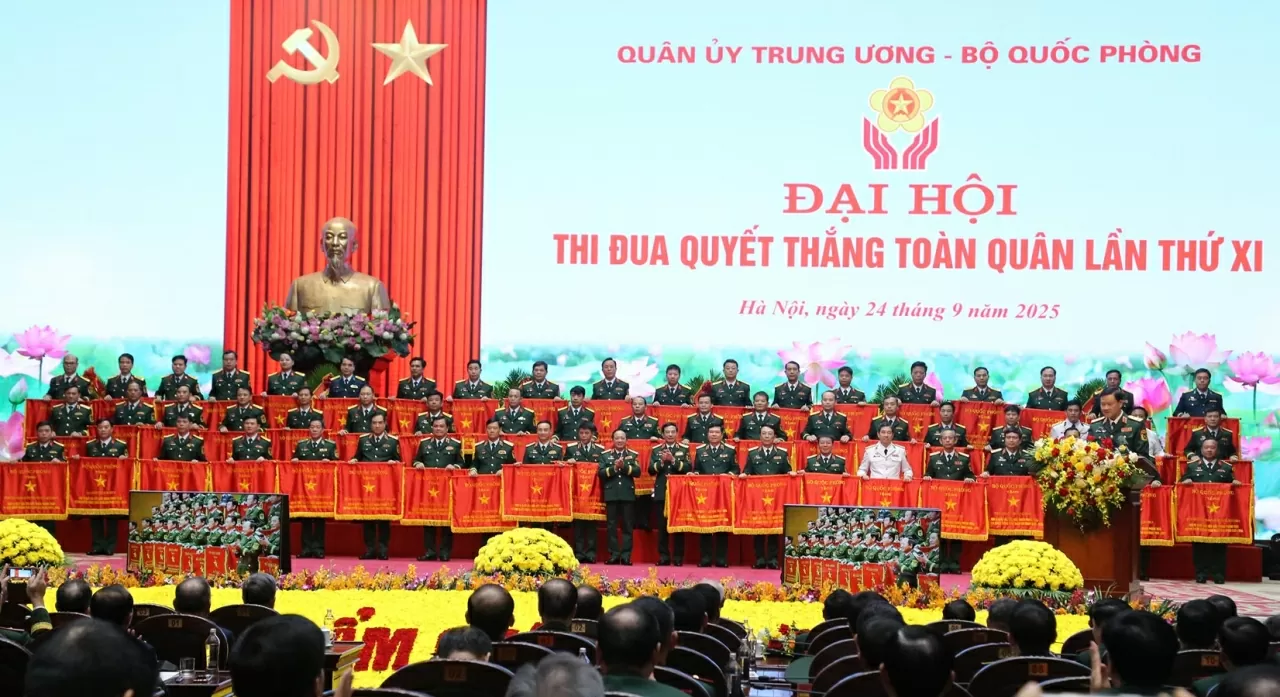 Đại tướng Phan Văn Giang và Đại tướng Trịnh Văn Quyết đã trao cờ thưởng tặng 56 tập thể điển hình tiên tiến đại diện cho các đơn vị trực thuộc Bộ Quốc phòng.  (Ảnh: Thành Long)
