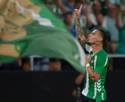 Antony ghi bàn, Betis thoát thua tại Europa League