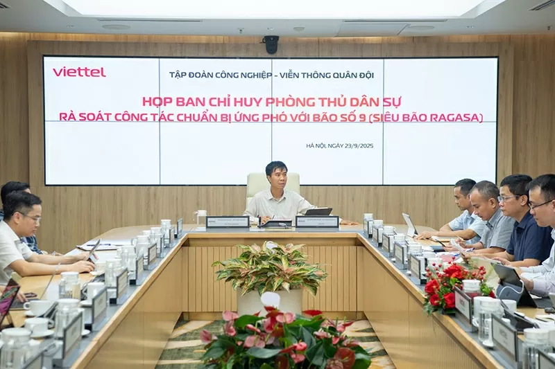 Phó Tổng Giám Đốc Viettel  Nguyễn Đạt chỉ đạo chống bão số 9.