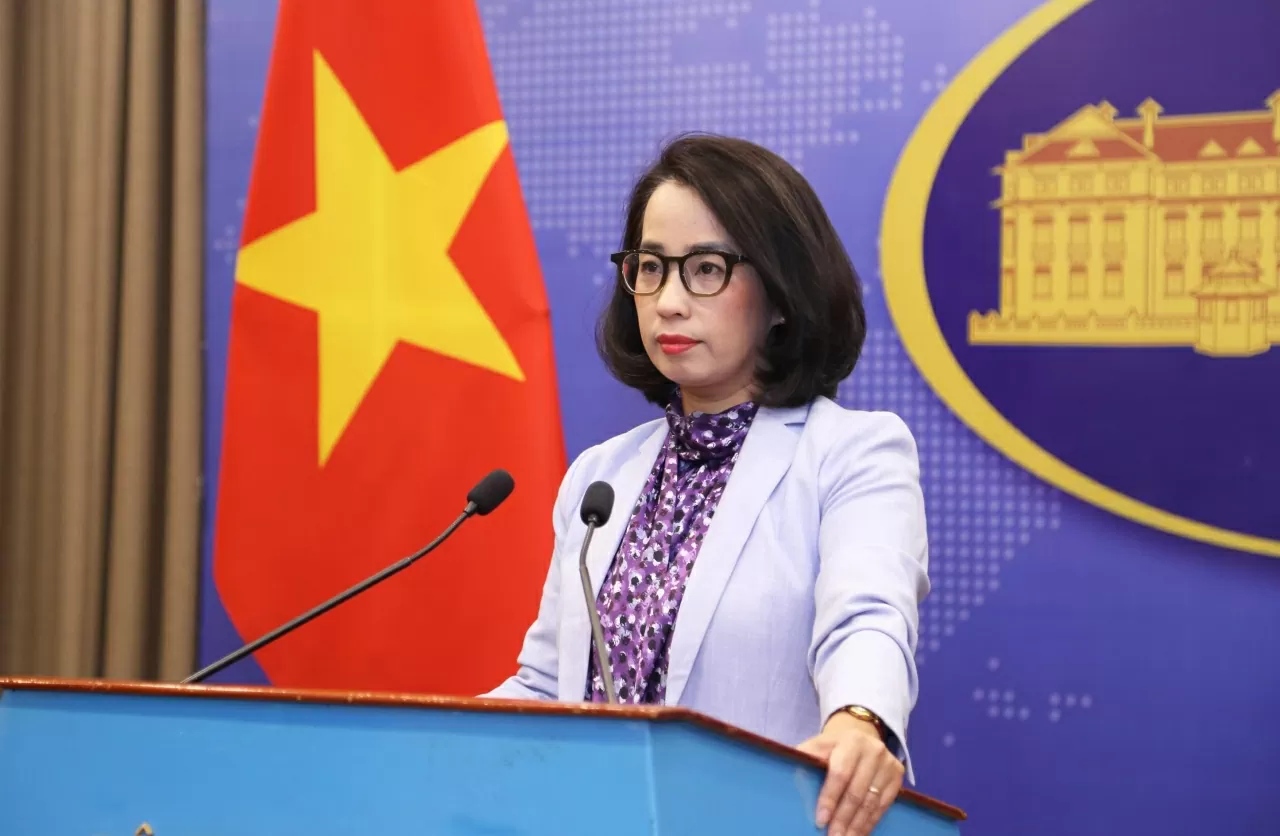 Người phát ngôn Bộ Ngoại giao Phạm Thu Hằng tại họp báo thường kỳ ngày 24/4. (Ảnh: Thành Long)