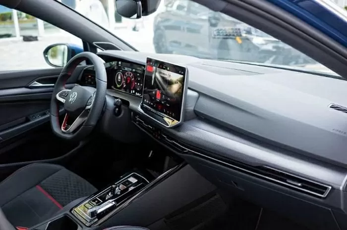 Volkswagen Golf mang đến khoang nội thất hiện đại với ngôn ngữ thiết kế tối giản nhưng không kém phần công nghệ.