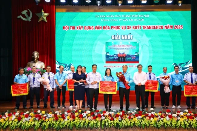 Xe buýt Hà Nội: Gần gũi, thân thiện hơn, văn hóa phục vụ chuyên nghiệp, nâng cao chất lượng dịch vụ Xe buýt Hà Nội: Gần gũi, thân thiện hơn, văn hóa phục vụ chuyên nghiệp, nâng cao chất lượng dịch vụ