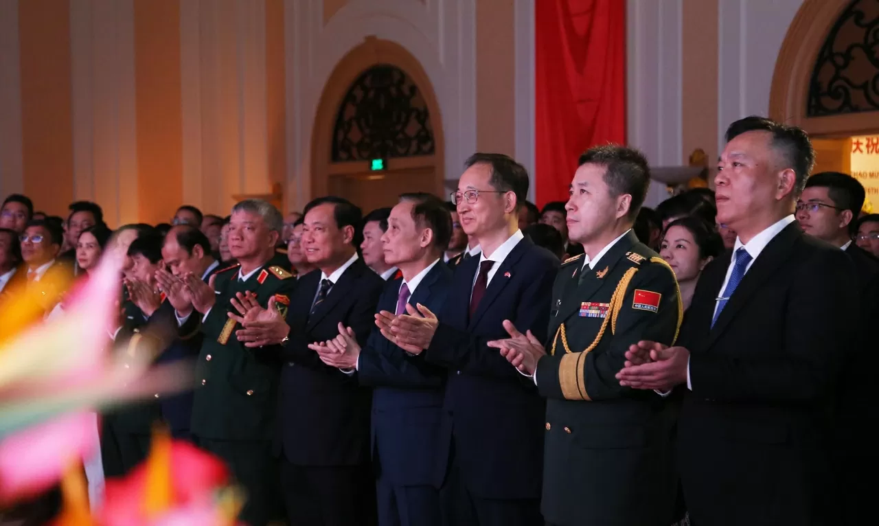 Các vị đại biểu xem thước phim giới thiệu thành tựu phát triển của Trung Quốc trong suốt 76 năm qua. (Ảnh: Thành Long)