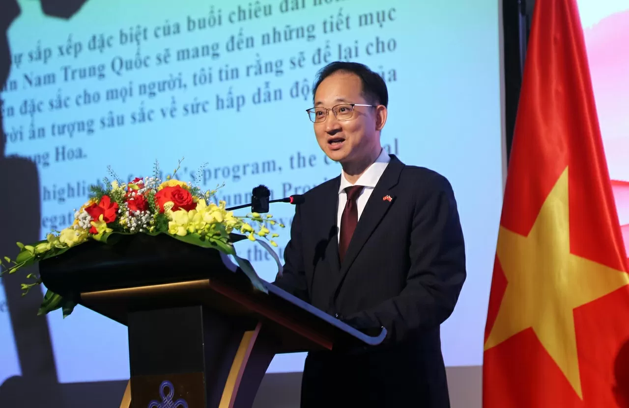 Đại biện lâm thời Đại sứ quán Trung Quốc tại Việt Nam Vương Quần phát biểu khai Tiệc. (Ảnh: Thành Long)