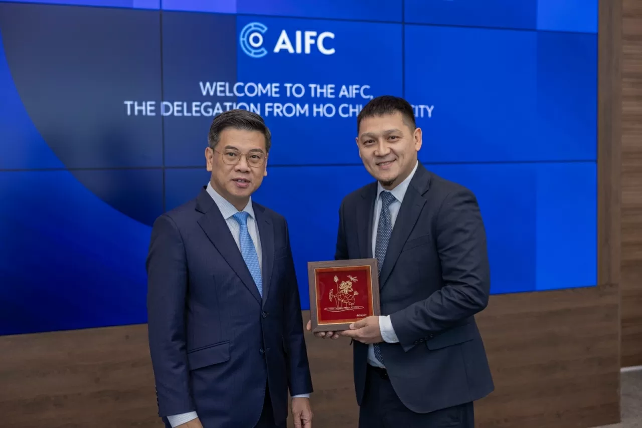 Phó Chủ tịch UBND Thành phố Nguyễn Văn Dũng và Chủ tịch Hội đồng quản lý AIFC Bakhtiyar Tleubekov.