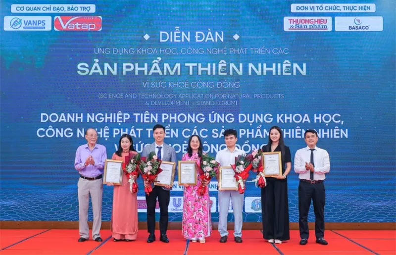GS-TS Phạm Văn Thiêm, Chủ tịch VANPS và Tổng Biên tập Nguyễn Viết Hưng trao bảng cảm ơn và tặng hoa các nhà tài trợ.