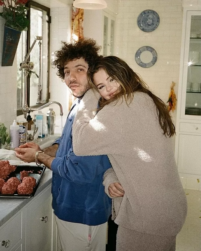 Selena Gomez và Benny Blanco trong bộ ảnh thực hiện năm 2024. (Nguồn: Instagram)