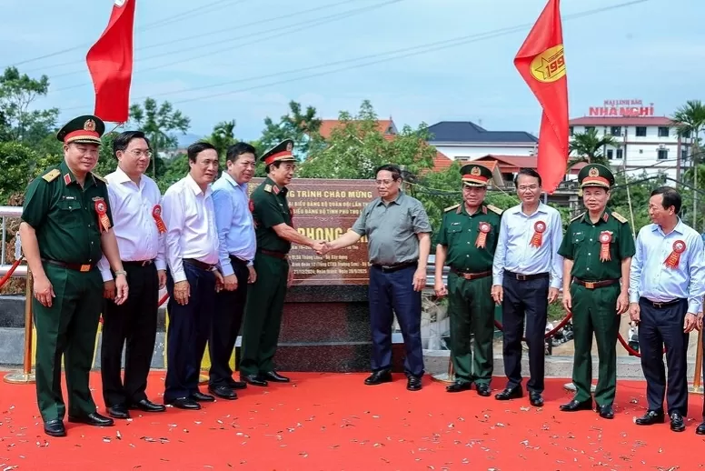 Thủ tướng và các đại biểu thực hiện nghi thức gắn biển cầu Phong Châu. (Nguồn: VGP) Thủ tướng và các đại biểu thực hiện nghi thức gắn biển cầu Phong Châu. (Nguồn: VGP)