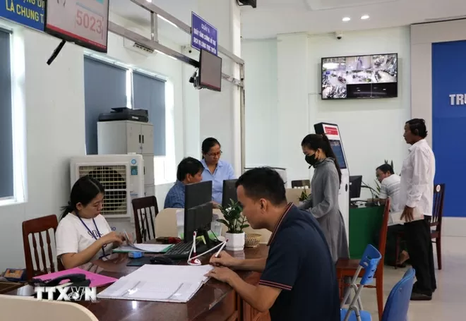 Việc sắp xếp, tinh gọn bộ máy không ảnh hưởng đến chất lượng phục vụ người dân trong giải quyết các thủ tục hành chính. (Ảnh: Đinh Hương/TTXVN) Việc sắp xếp, tinh gọn bộ máy không ảnh hưởng đến chất lượng phục vụ người dân trong giải quyết các thủ tục hành chính. (Ảnh: Đinh Hương/TTXVN)