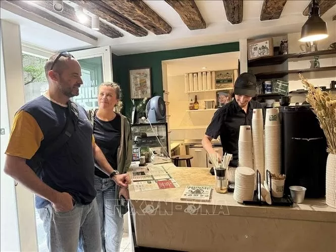 French customers visit &ldquo;PHIN MI&rdquo; to savour coffee rich in Vietnamese flavour. (Photo: VNA)