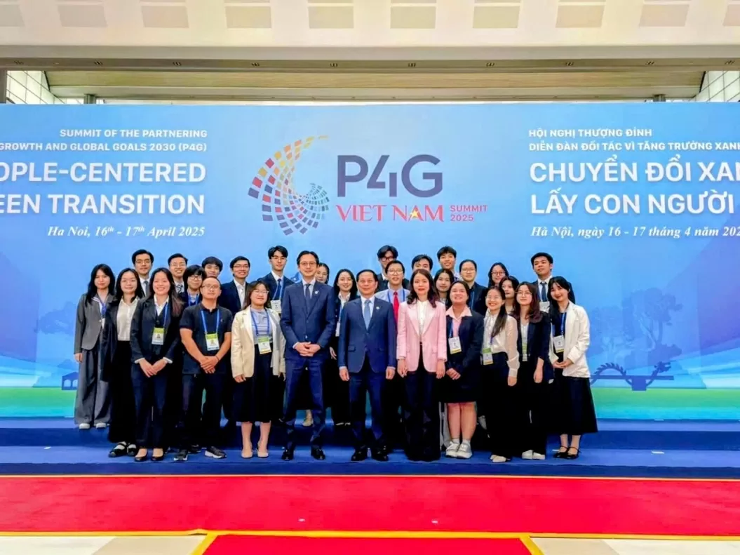 (Phó Thủ tướng, Bộ trưởng Bộ Ngoại giao Bùi Thanh Sơn chụp ảnh cùng đại diện nhóm sinh viên Học viện Ngoại giao tham gia hỗ trợ Hội nghị P4G 2025. (Nguồn: Bộ Ngoại giao)
