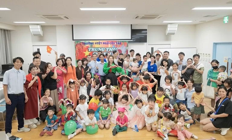 Tết Trung thu tại Trường Việt ngữ Cộng đồng Cây Tre Đầm ấm Tết Trung thu tại Trường Việt ngữ cộng đồng Cây Tre