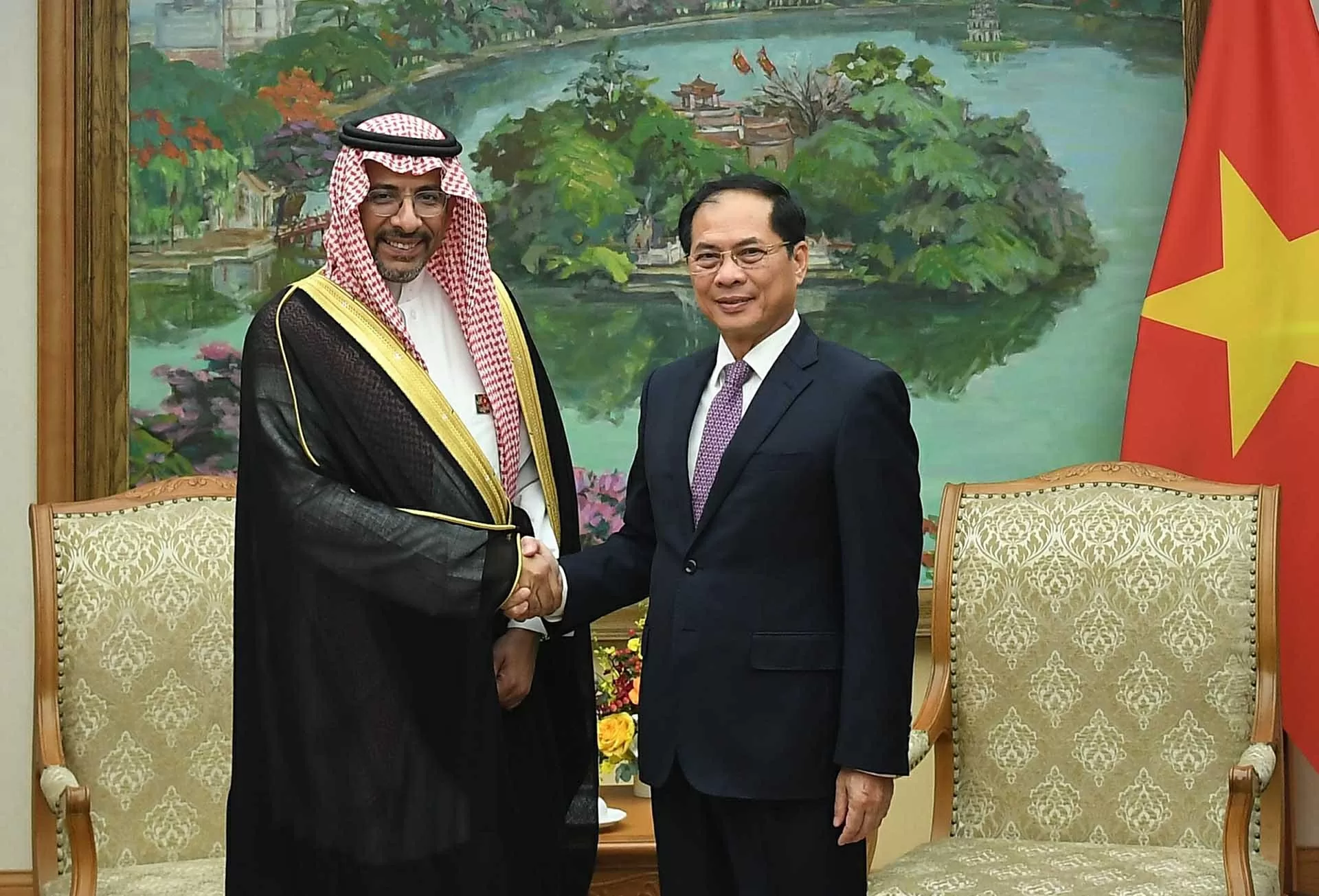 Đề nghị Saudi Arabia xây dựng trung tâm trung chuyển, dự trữ dầu thô khu vực tại Việt Nam