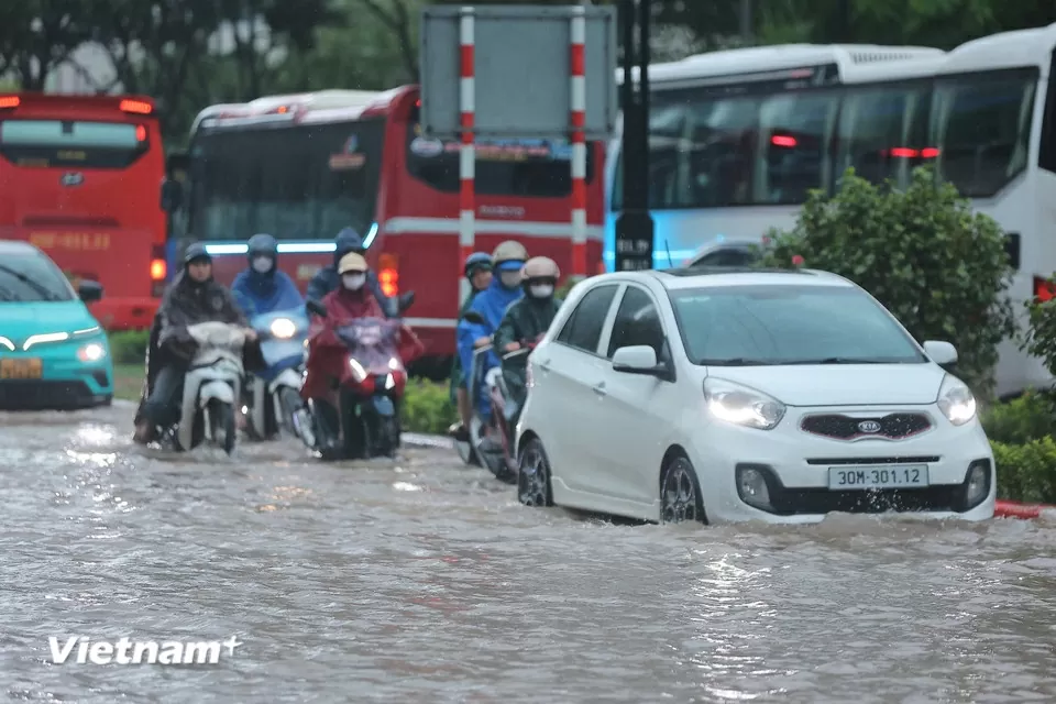 Hoàn lưu bão số 10, Hà Nội mưa to đến rất to, ngập nhiều tuyến phố, giao thông ùn tắc