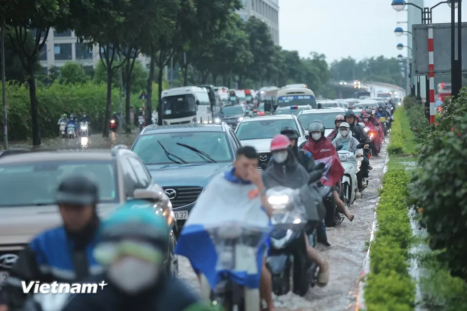 Hoàn lưu bão số 10, Hà Nội mưa to đến rất to, ngập nhiều tuyến phố, giao thông ùn tắc