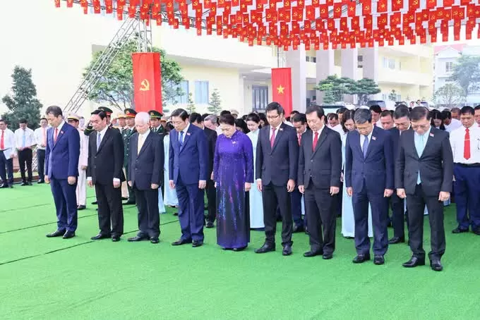 Các đồng chí lãnh đạo, nguyên lãnh đạo Trung ương và tỉnh Đồng Nai dâng hương tại đền thờ Bác Hồ trong khuôn viên Tỉnh ủy Đồng Nai.