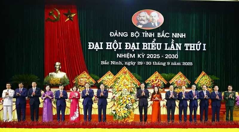 Đồng chí Nguyễn Duy Ngọc, Ủy viên Bộ Chính trị, Bí thư Trung ương Đảng, Chủ nhiệm Ủy ban Kiểm tra Trung ương tặng hoa chúc mừng Đại hội. Đồng chí Nguyễn Duy Ngọc, Ủy viên Bộ Chính trị, Bí thư Trung ương Đảng, Chủ nhiệm Ủy ban Kiểm tra Trung ương tặng hoa chúc mừng Đại hội.