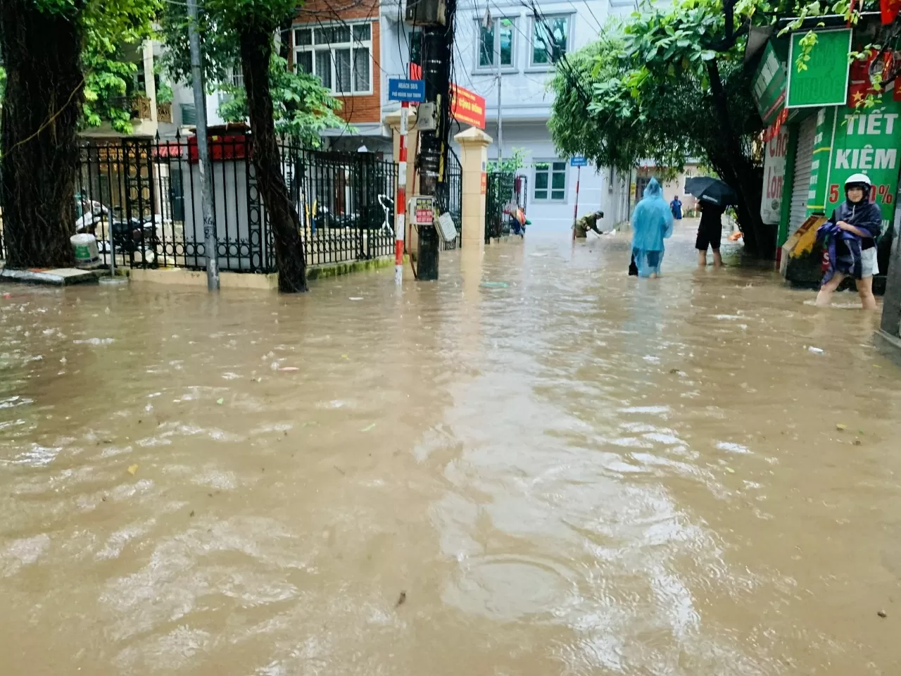 Hà Nội: Nhiều tuyến phố ngập như sông, người dân vất vả khi di chuyển