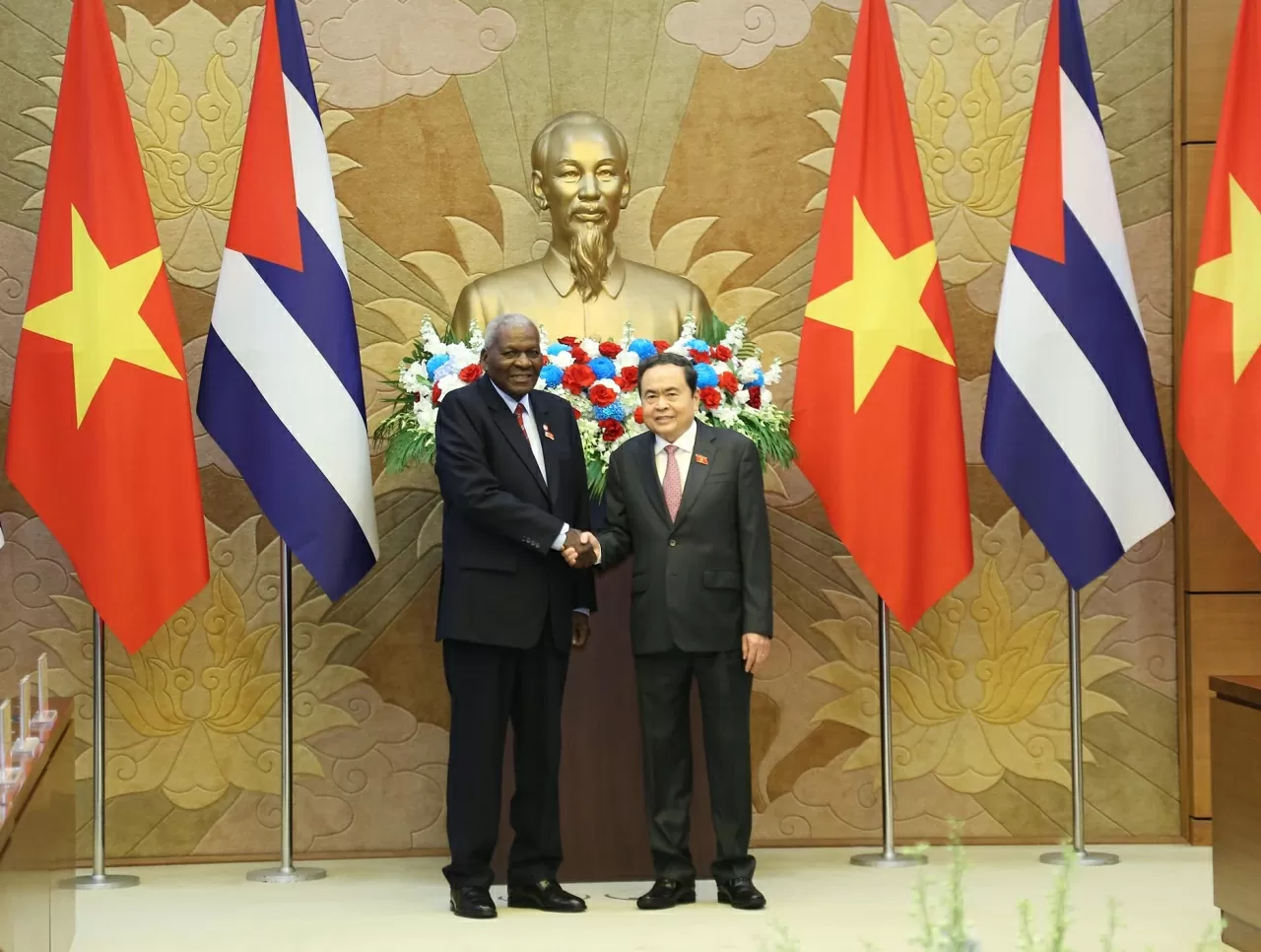 Chủ tịch Quốc hội Trần Thanh Mẫn chụp ảnh chung cùng Chủ tịch Quốc hội Cuba Esteban Lazo Hernández trước khi tiến hành Hội đàm. (Ảnh: Thành Long) Chủ tịch Quốc hội Trần Thanh Mẫn chụp ảnh chung cùng Chủ tịch Quốc hội Cuba Esteban Lazo Hernández trước khi tiến hành Hội đàm. (Ảnh: Thành Long)